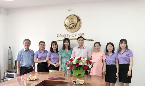Công ty 195: Tổ chức chào mừng ngày Hội LHPN Việt nam cho toàn thể cán bộ nhân viên nữ.